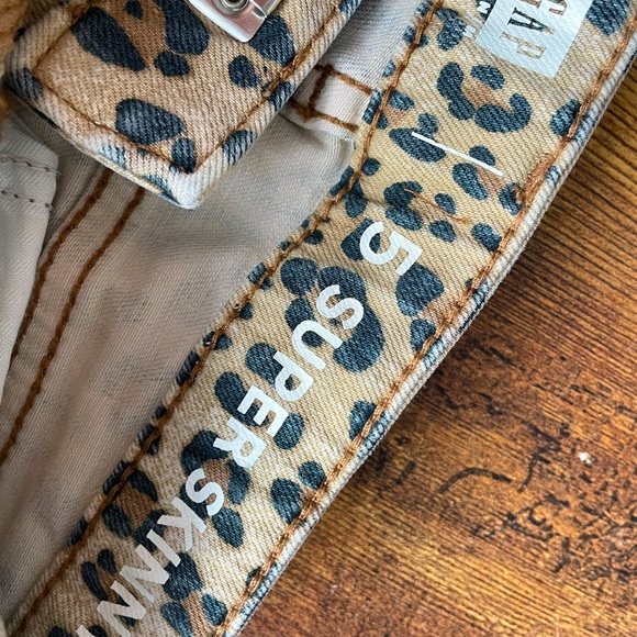 Gap kids cheetah print jeans 🐆 - Picture 2 of 3